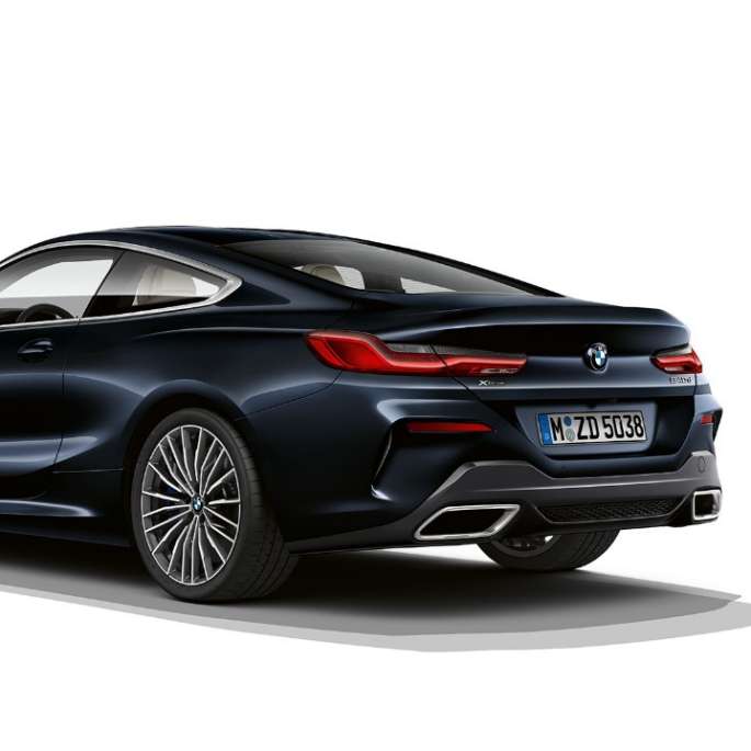 BMW 8-serie Coupé, Carbon Black metallic, trefjärdedelsvy bakifrån.