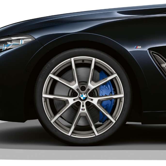 BMW 8-serie Coupé, Carbon Black metallic, 19'' M lättmetallfälgar Dubbeleker 727 M Bicolor.