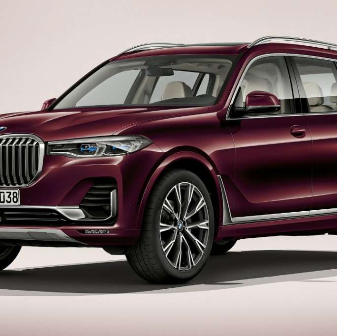 BMW X7 BMW Individual X7 xDrive40i BMW X7 sedd från sidan som modell BMW Individual X7 xDrive40i