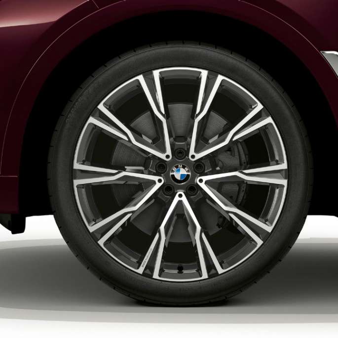 BMW X7, BMW Individual xDrive40i lättmetallfälg Närbild på lättmetallfälg BMW X7 med utrustning BMW Individual xDrive40i