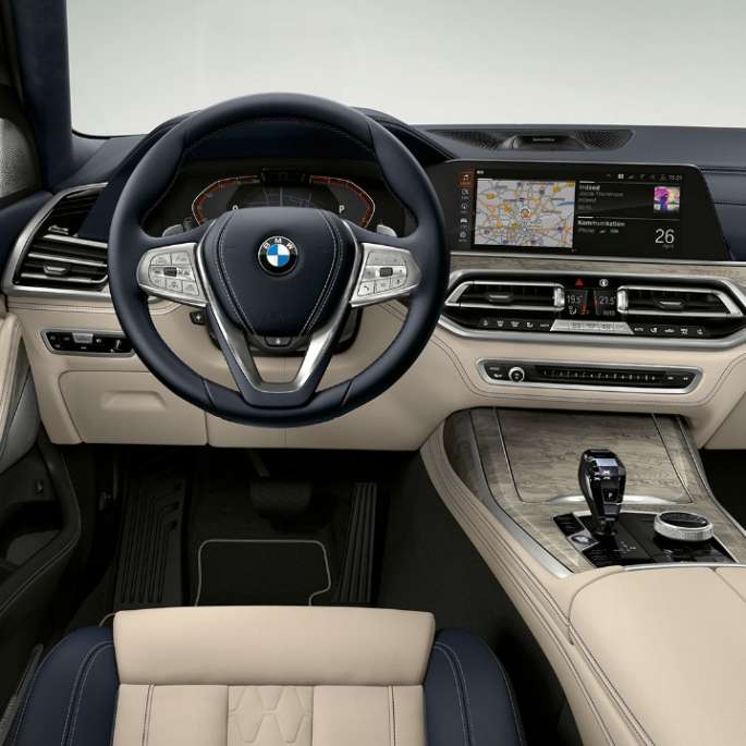 BMW X7, Design Pure Excellence, förarplats Närbild framifrån av förarplatsen i BMW X7 med Design Pure Excellence
