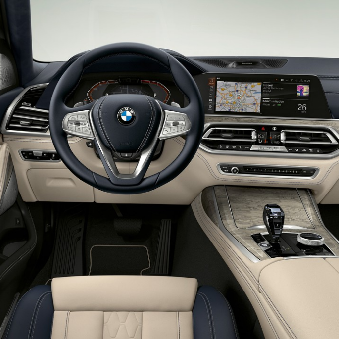 BMW X7, Design Pure Excellence, förarplats Närbild framifrån av förarplatsen i BMW X7 med Design Pure Excellence