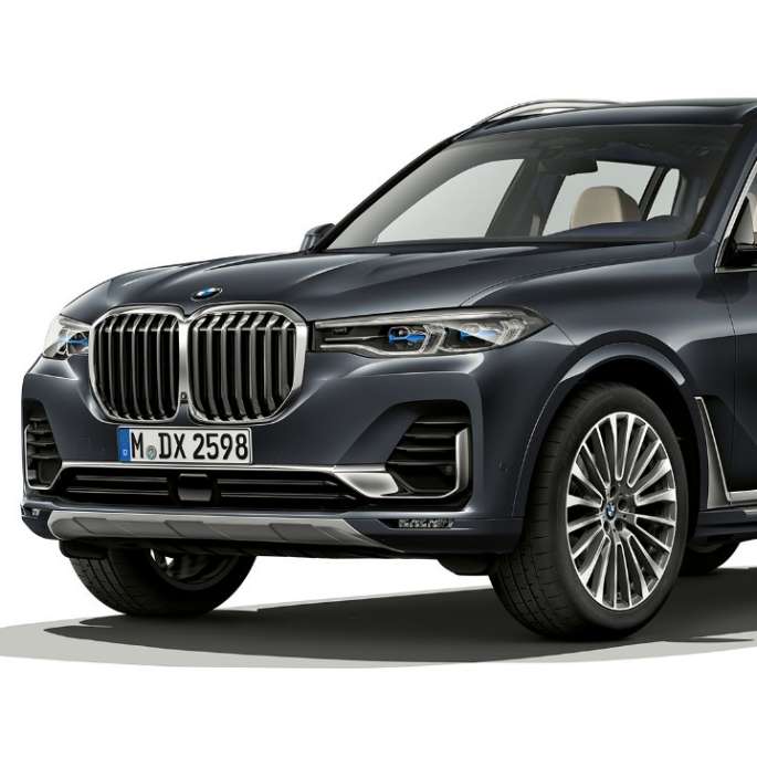 BMW X7 Design Pure Excellence BMW X7 med Design Pure Excellence i en fotostudio, sedd snett framifrån