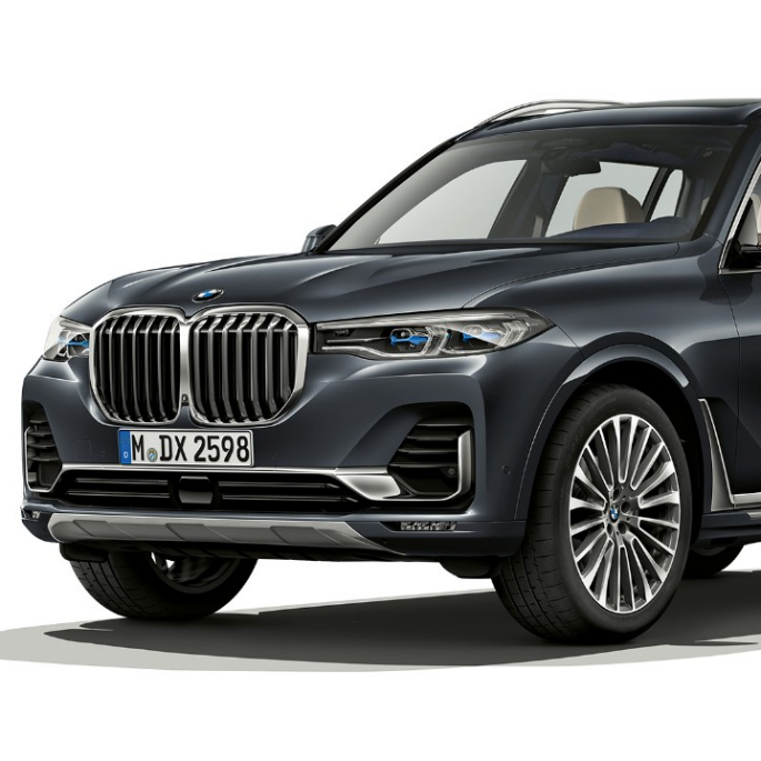BMW X7 Design Pure Excellence BMW X7 med Design Pure Excellence i en fotostudio, sedd snett framifrån