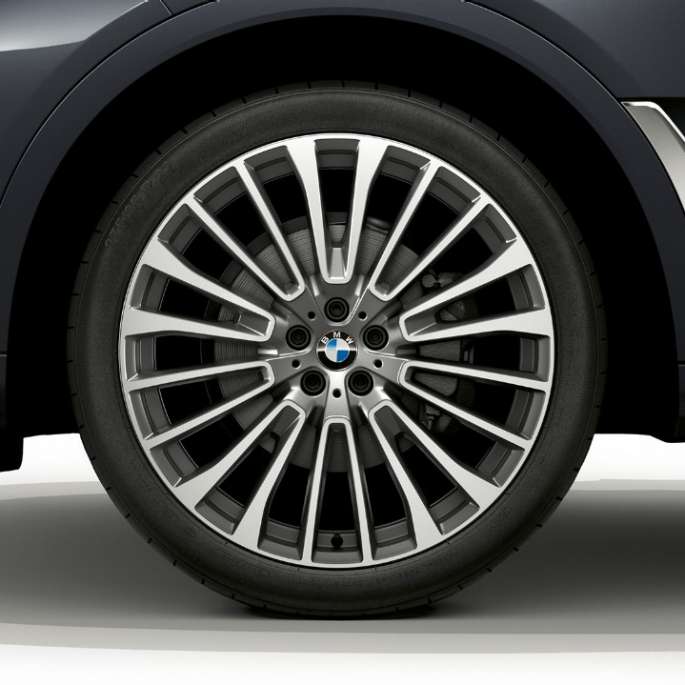 BMW X7, Design Pure Excellence, dörrsida Närbild på dörrsidan i BMW X7 med Design Pure Excellence