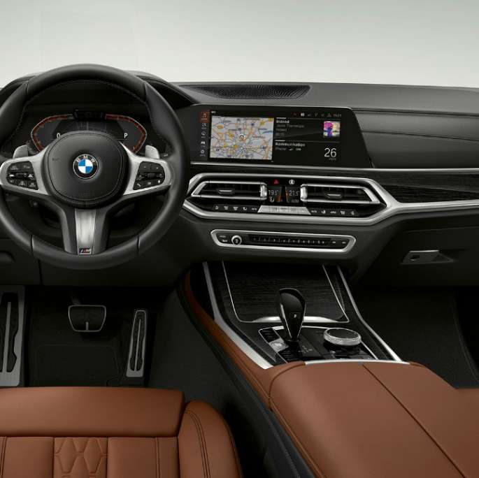BMW X7 M Sport, förarplats Närbild framifrån av förarplatsen i BMW X7 i utförandet M Sport