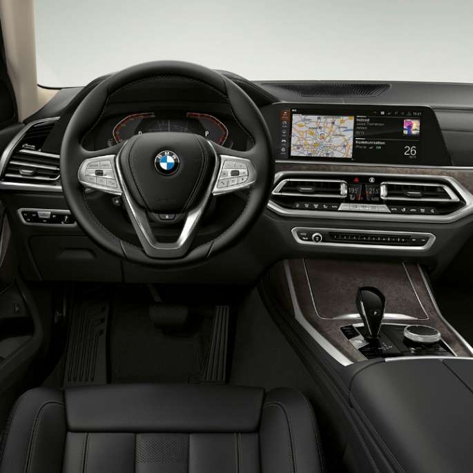 BMW X7, basutförandets förarplats Närbild framifrån av förarplatsen i BMW X7 i basutförandet