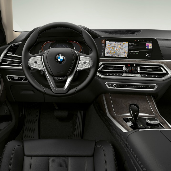 BMW X7, basutförandets förarplats Närbild framifrån av förarplatsen i BMW X7 i basutförandet