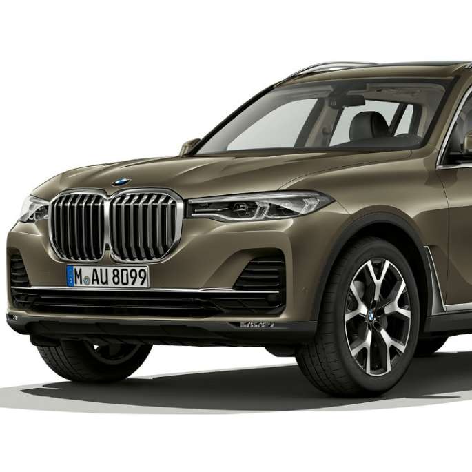 BMW X7, basutförande BMW X7 i Vermont Bronze metallic i en fotostudio, sedd snett framifrån