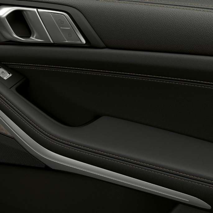 BMW X7, basutförande, dörrsida Närbild på dörrsidan i BMW X7 i basutförandet